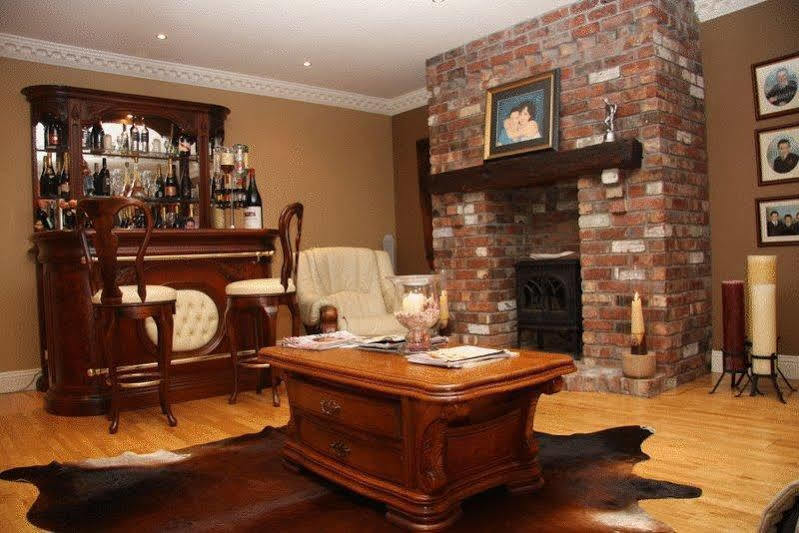 Lake Lodge Guesthouse 킬라니 외부 사진