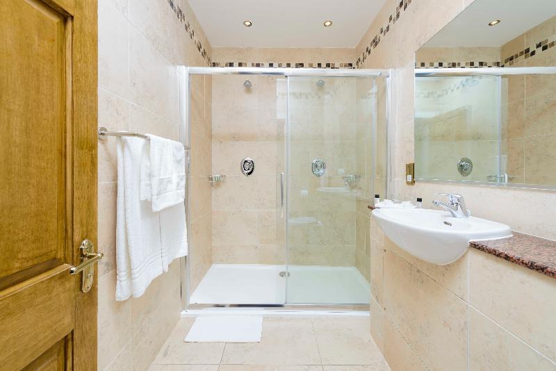 Lake Lodge Guesthouse 킬라니 외부 사진