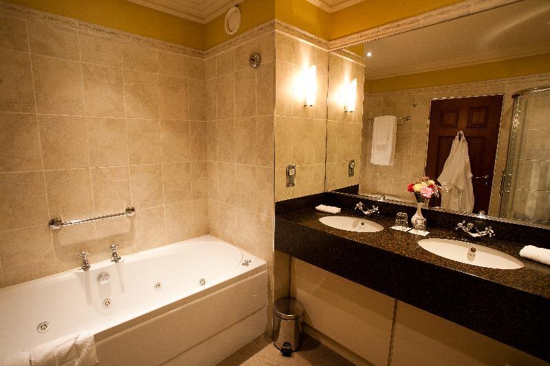 Lake Lodge Guesthouse 킬라니 외부 사진